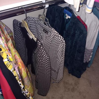 A LARGE COLLECTION OF LADIES CASUAL SHIRTS, SWEATERS, LIGHT JACKETS FROM TALBOTS, COLDCREEK, CHICO'S AND MORE (MED)
