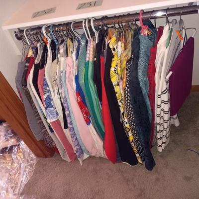 A LARGE COLLECTION OF LADIES CASUAL SHIRTS, SWEATERS, LIGHT JACKETS FROM TALBOTS, COLDCREEK, CHICO'S AND MORE (MED)