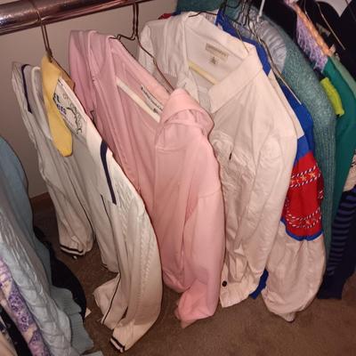 A LARGE COLLECTION OF LADIES CASUAL SHIRTS, SWEATERS, LIGHT JACKETS FROM TALBOTS, COLDCREEK, CHICO'S AND MORE (MED)