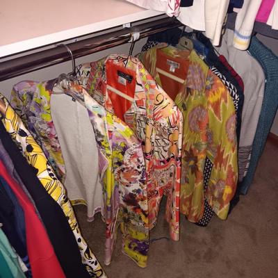 A LARGE COLLECTION OF LADIES CASUAL SHIRTS, SWEATERS, LIGHT JACKETS FROM TALBOTS, COLDCREEK, CHICO'S AND MORE (MED)