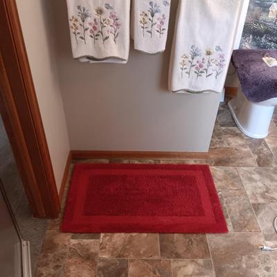 GUEST TOWELS, BATHROOM DECOR AND RUG