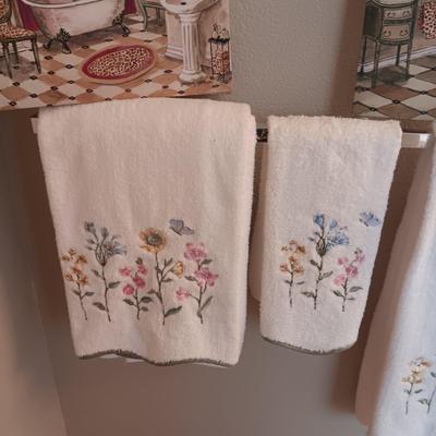 GUEST TOWELS, BATHROOM DECOR AND RUG
