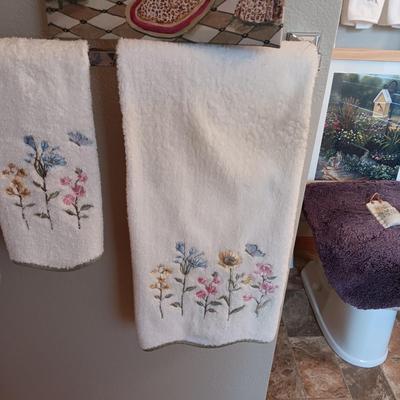GUEST TOWELS, BATHROOM DECOR AND RUG