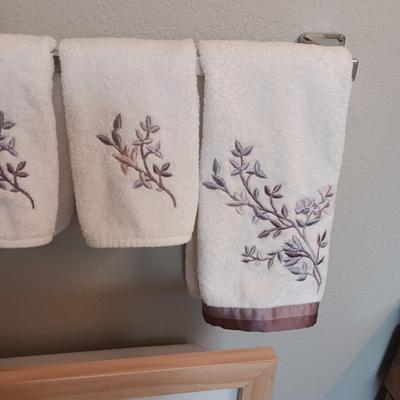 GUEST HAND TOWELS, BATHROOM DECOR AND RUG IN PURPLE AND VIOLET