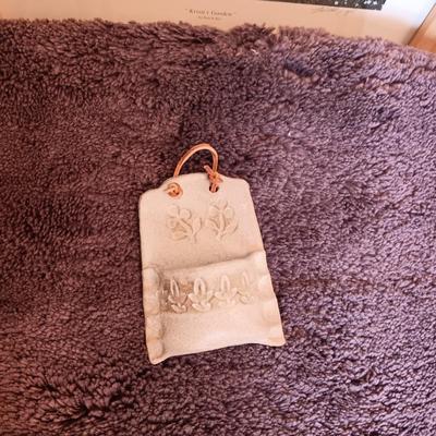 GUEST HAND TOWELS, BATHROOM DECOR AND RUG IN PURPLE AND VIOLET