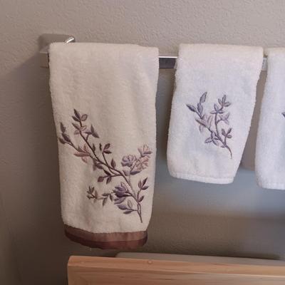 GUEST HAND TOWELS, BATHROOM DECOR AND RUG IN PURPLE AND VIOLET