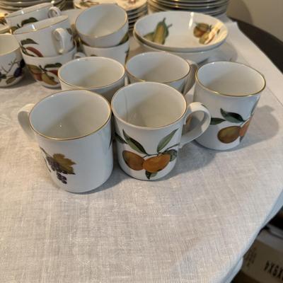 948 Royal Worcester "Evesham" Porcelain Lot