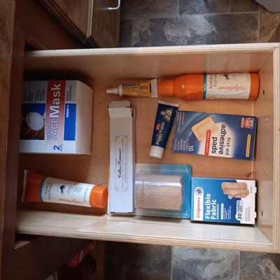 VARIOUS TOILETRIES