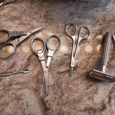 ALFRED MEAKIN ROYAL IRONSTONE CHAMBER POT AND OLD SHAVERS PLUS GROOMING TOOLS