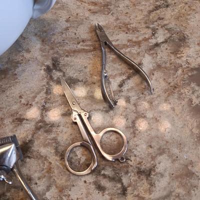 ALFRED MEAKIN ROYAL IRONSTONE CHAMBER POT AND OLD SHAVERS PLUS GROOMING TOOLS