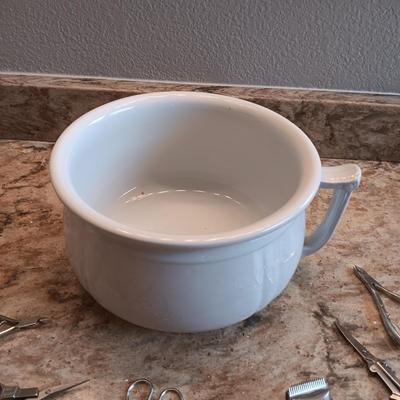 ALFRED MEAKIN ROYAL IRONSTONE CHAMBER POT AND OLD SHAVERS PLUS GROOMING TOOLS