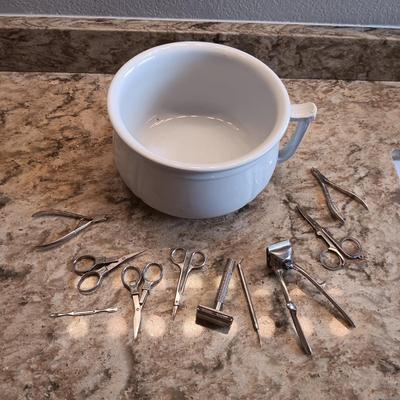 ALFRED MEAKIN ROYAL IRONSTONE CHAMBER POT AND OLD SHAVERS PLUS GROOMING TOOLS