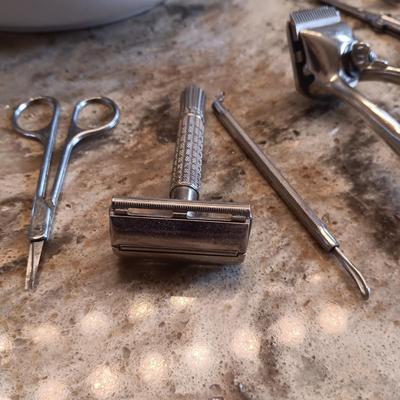 ALFRED MEAKIN ROYAL IRONSTONE CHAMBER POT AND OLD SHAVERS PLUS GROOMING TOOLS