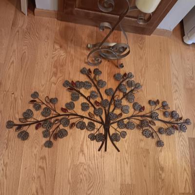 TIN AND CERAMIC LEAF WALL HANGING PLUS AN IRON CANDLE HOLDER W/FLAMELESS CANDLES