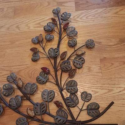 TIN AND CERAMIC LEAF WALL HANGING PLUS AN IRON CANDLE HOLDER W/FLAMELESS CANDLES