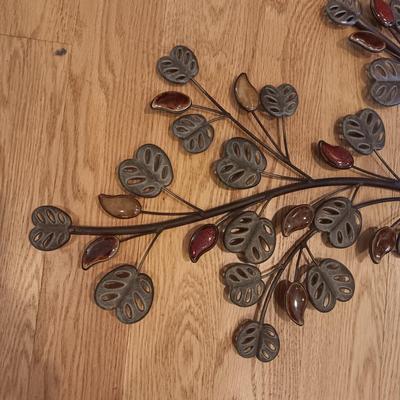 TIN AND CERAMIC LEAF WALL HANGING PLUS AN IRON CANDLE HOLDER W/FLAMELESS CANDLES