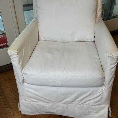 Lee Industries Slipcover Swivel Armchair (2 of 2)
