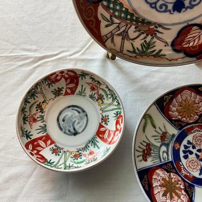 957 Three Imari Plates With One Mug
