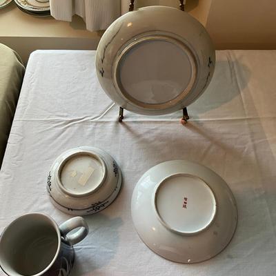 957 Three Imari Plates With One Mug