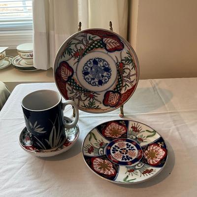 957 Three Imari Plates With One Mug