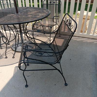 ROUND METAL MESH PATIO TABLE WITH 4 CHAIRS, UMBRELLA STAND AND UMBRELLA