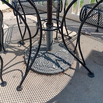 ROUND METAL MESH PATIO TABLE WITH 4 CHAIRS, UMBRELLA STAND AND UMBRELLA
