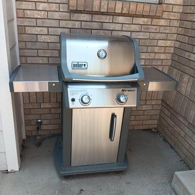 WEBER PROPANE OR GAS GRILL WITH FOLD DOWN SIDE TABLES