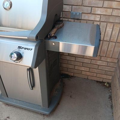 WEBER PROPANE OR GAS GRILL WITH FOLD DOWN SIDE TABLES