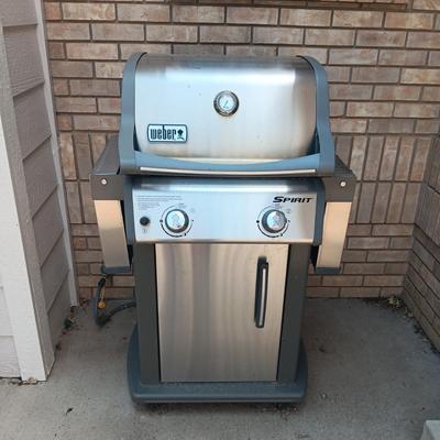 WEBER PROPANE OR GAS GRILL WITH FOLD DOWN SIDE TABLES