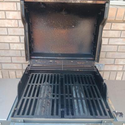 WEBER PROPANE OR GAS GRILL WITH FOLD DOWN SIDE TABLES