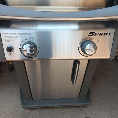 WEBER PROPANE OR GAS GRILL WITH FOLD DOWN SIDE TABLES