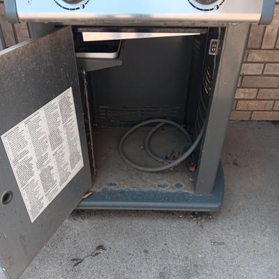 WEBER PROPANE OR GAS GRILL WITH FOLD DOWN SIDE TABLES