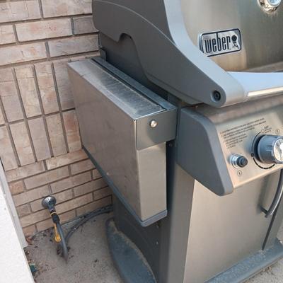 WEBER PROPANE OR GAS GRILL WITH FOLD DOWN SIDE TABLES