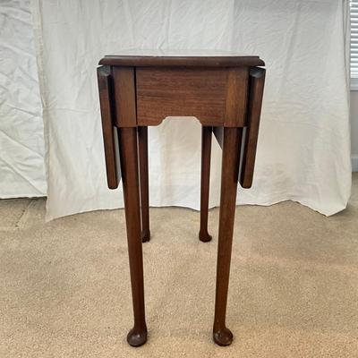 979 Small Mahogany Chippendale Style Drop-Leaf Side Table with Pad Feet