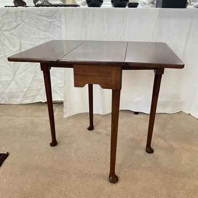 979 Small Mahogany Chippendale Style Drop-Leaf Side Table with Pad Feet