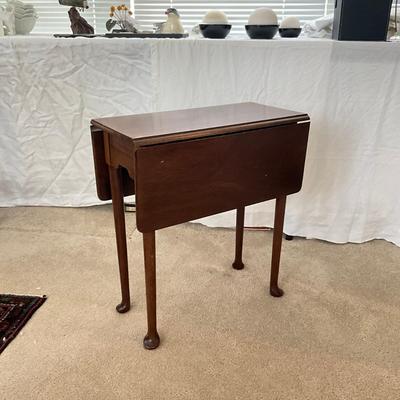 979 Small Mahogany Chippendale Style Drop-Leaf Side Table with Pad Feet