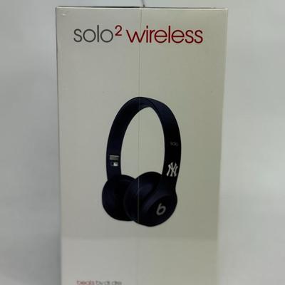 Lot 19: New York Yankees Beats by Dre Headphones – Limited Edition Sports Audio Gear