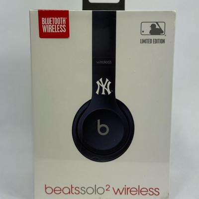 Lot 19: New York Yankees Beats by Dre Headphones – Limited Edition Sports Audio Gear