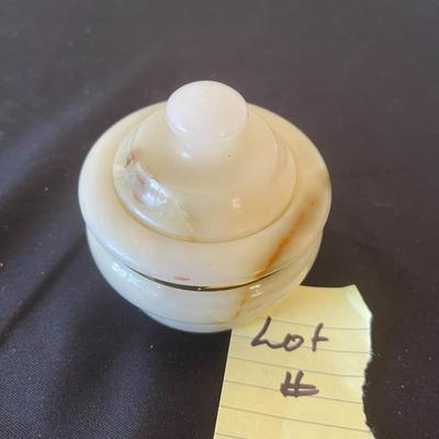 Covered salt cellar