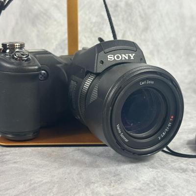 Lot 4: Sony Cyber-Shot DSC-F828 Digital Camera