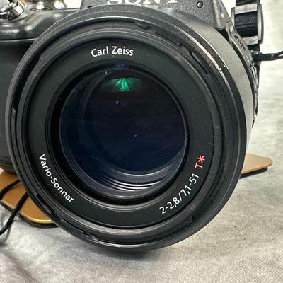 Lot 4: Sony Cyber-Shot DSC-F828 Digital Camera