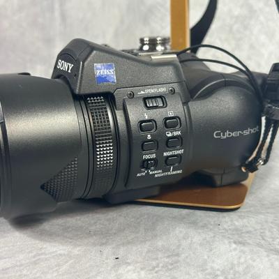Lot 4: Sony Cyber-Shot DSC-F828 Digital Camera