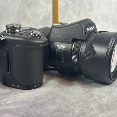 Lot 4: Sony Cyber-Shot DSC-F828 Digital Camera