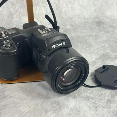 Lot 4: Sony Cyber-Shot DSC-F828 Digital Camera