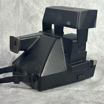 Lot 15: Vintage Polaroid Sun600 Instant Film Camera