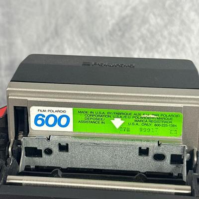 Lot 15: Vintage Polaroid Sun600 Instant Film Camera