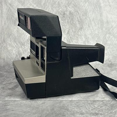 Lot 15: Vintage Polaroid Sun600 Instant Film Camera