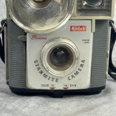 Lot 17: Vintage Kodak 'Brownie' Starmite Camera