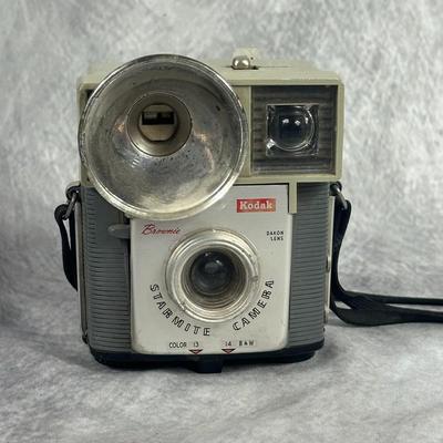 Lot 17: Vintage Kodak 'Brownie' Starmite Camera