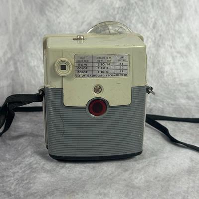 Lot 17: Vintage Kodak 'Brownie' Starmite Camera